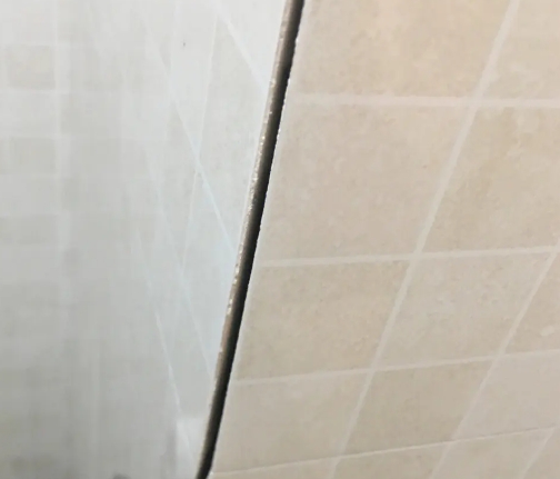 自流井瓷砖空鼓维修公司分享阳台瓷砖脱落的修复过程可以分为以下几个步骤