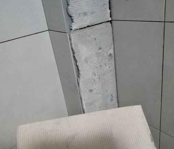 自流井瓷砖空鼓维修公司分享下厨房瓷砖脱落的补救措施。